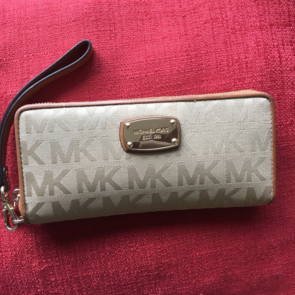 Michael Kors Large Jet Set Travel Logo Wristlet